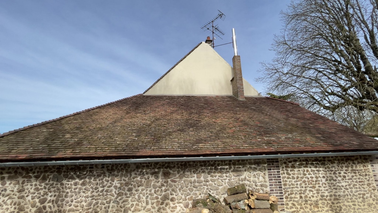 La même toiture après démoussage et traitement, Précy-sur-Vrin
