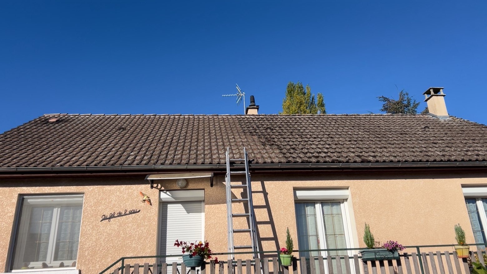 Toiture en tuiles de la maison, échelle posée contre la façade, Gurgy