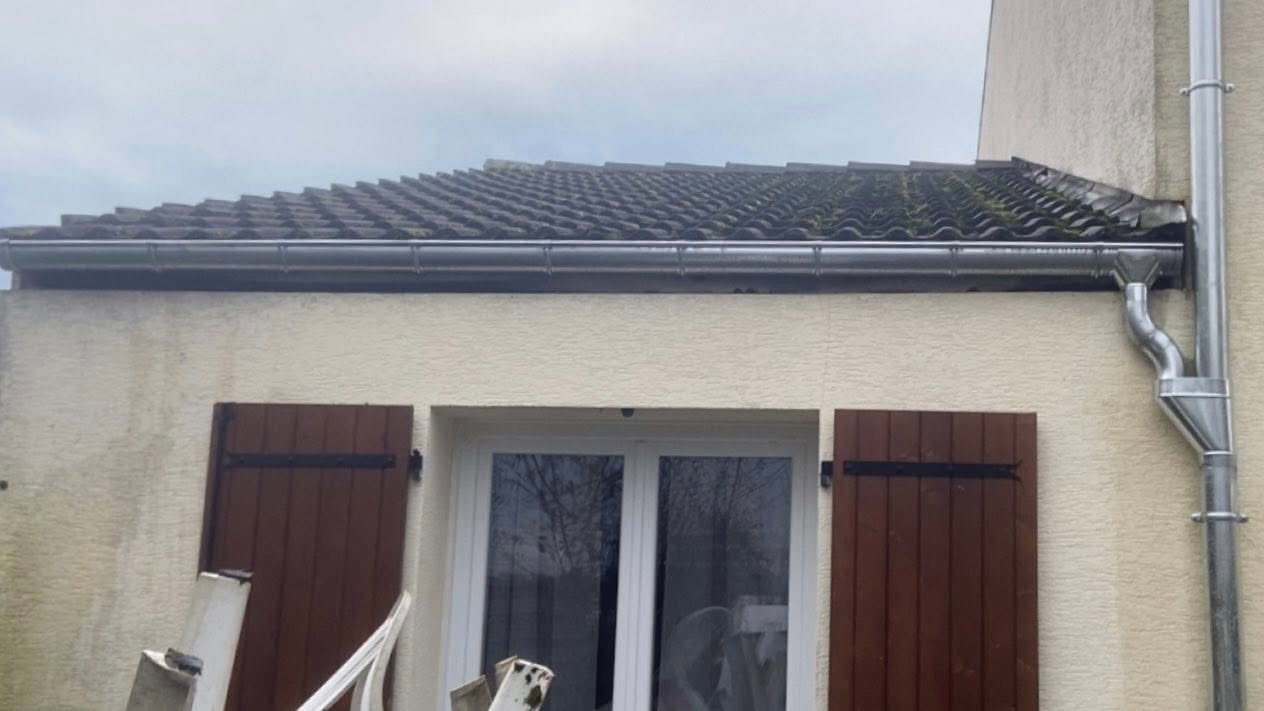 Gouttière et descente en zinc au-dessus d'une porte-fenêtre, Nevers