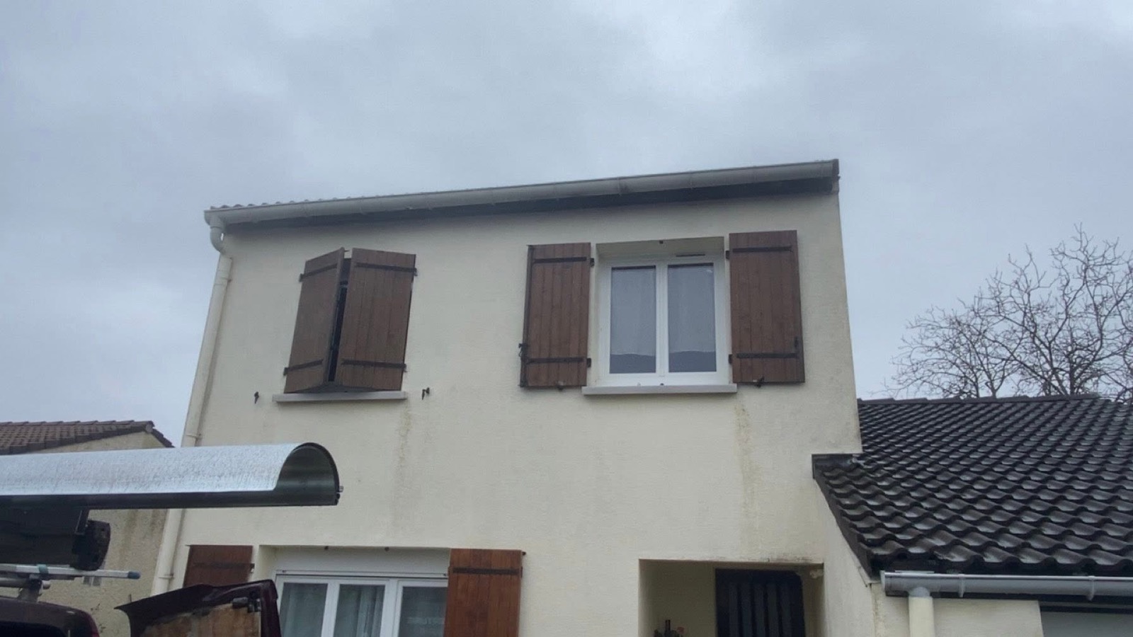 Façade d'une maison à étage avec sa gouttière, Nevers
