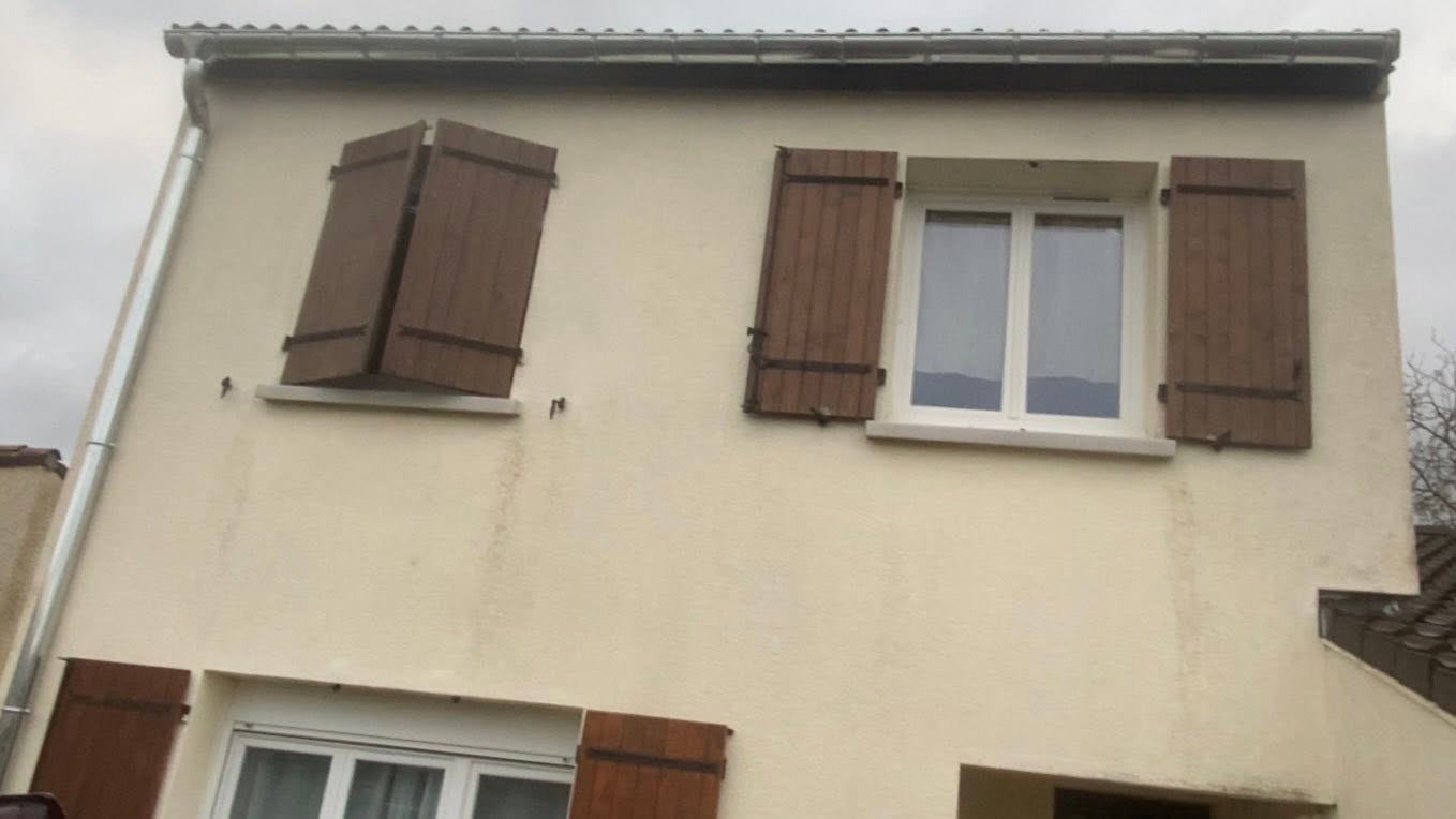 Gouttière en zinc sous le toit d'une maison à étage, descente le long du mur, Nevers