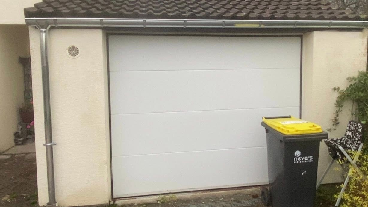 Gouttière et descente en zinc au-dessus d'une porte de garage, Nevers