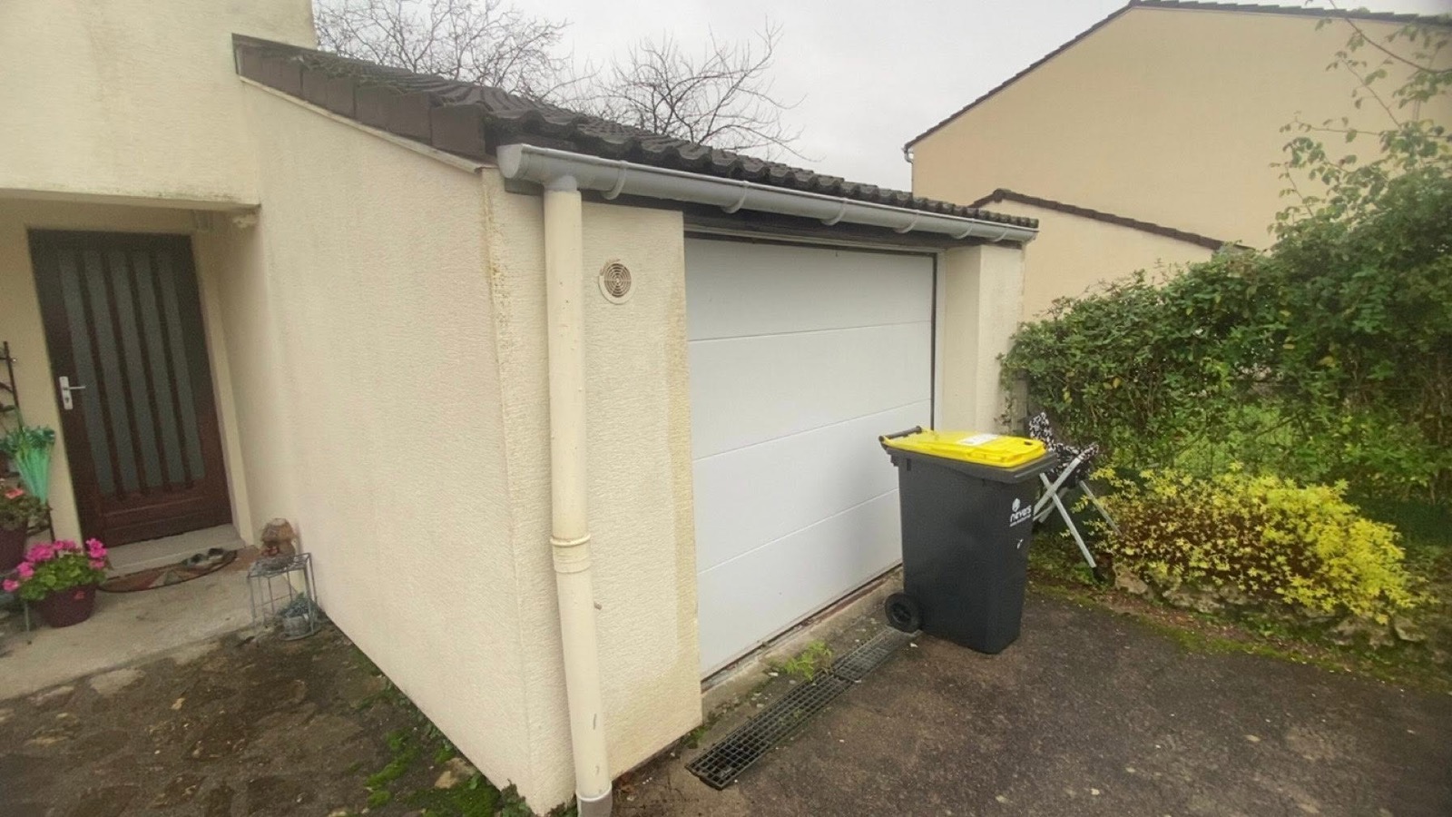 Garage avec sa gouttière et sa descente en zinc, Nevers