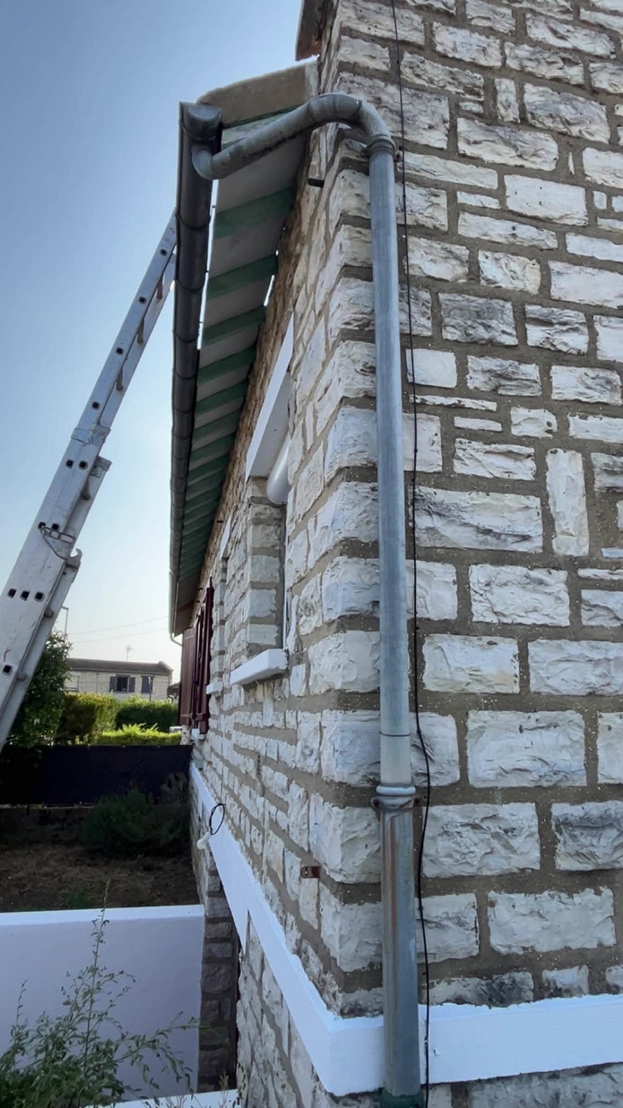 Avant : ancienne descente grise le long d'un mur en pierre, sous-face d'origine, Auxerre