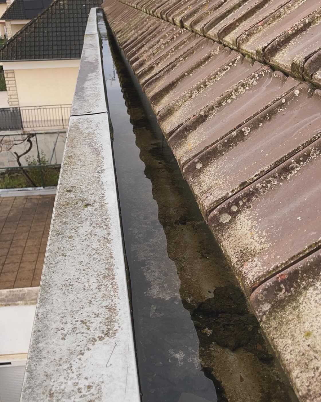 Fond du chéneau propre, en eau, au pied de la couverture