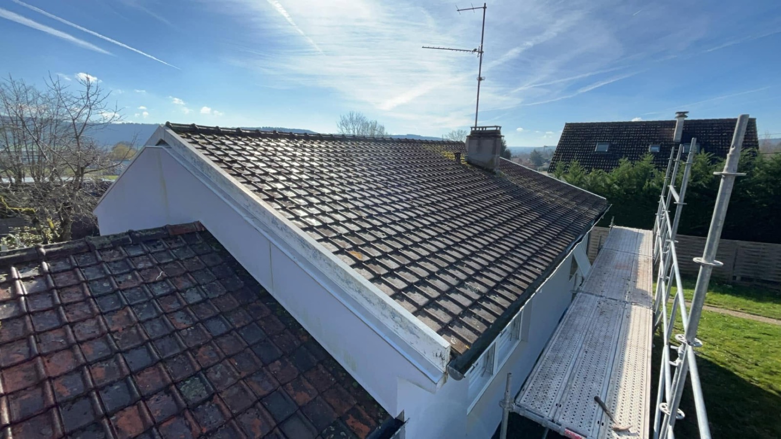 Avant : la maison avec son ancienne couverture en tuiles sombres, échafaudage en place, Saint-Julien-du-Sault