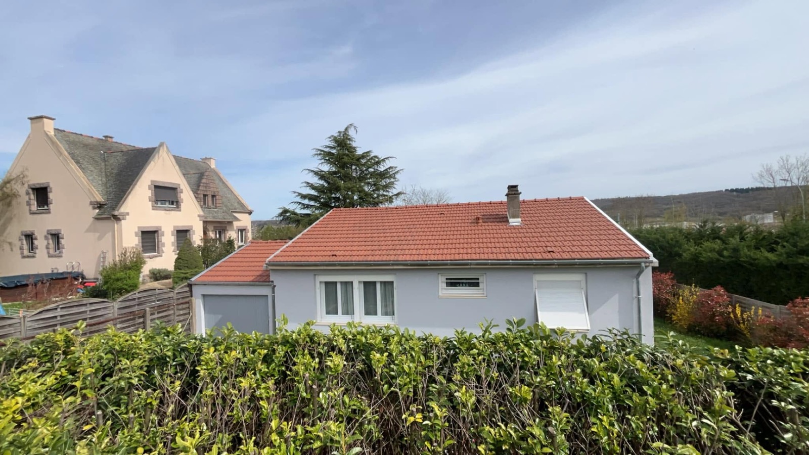 La maison terminée vue depuis le jardin, toit en tuiles rouges, Saint-Julien-du-Sault