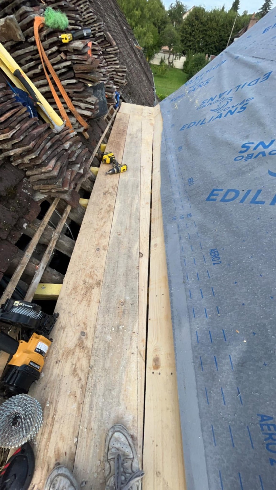 Écran sous toiture et planches le long du chéneau, Villecien