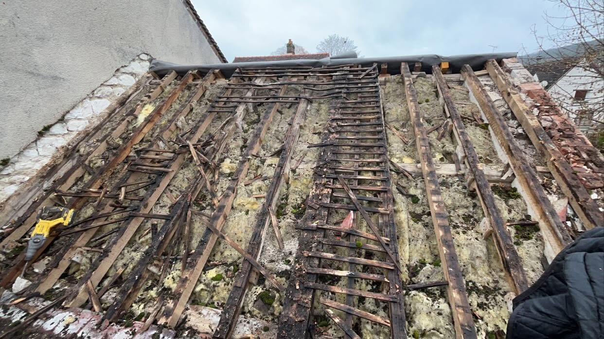 Dépose : vieux liteaux abîmés et isolant entre les chevrons
