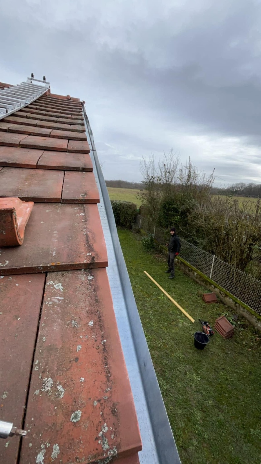 Rive d'une toiture en tuiles bordée d'une bande métallique, Saint-Georges-sur-Baulche