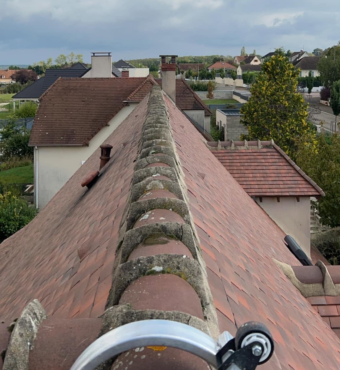 Faîtage scellé vu depuis le toit, échelle de faîtage au premier plan, Saint-Georges-sur-Baulche