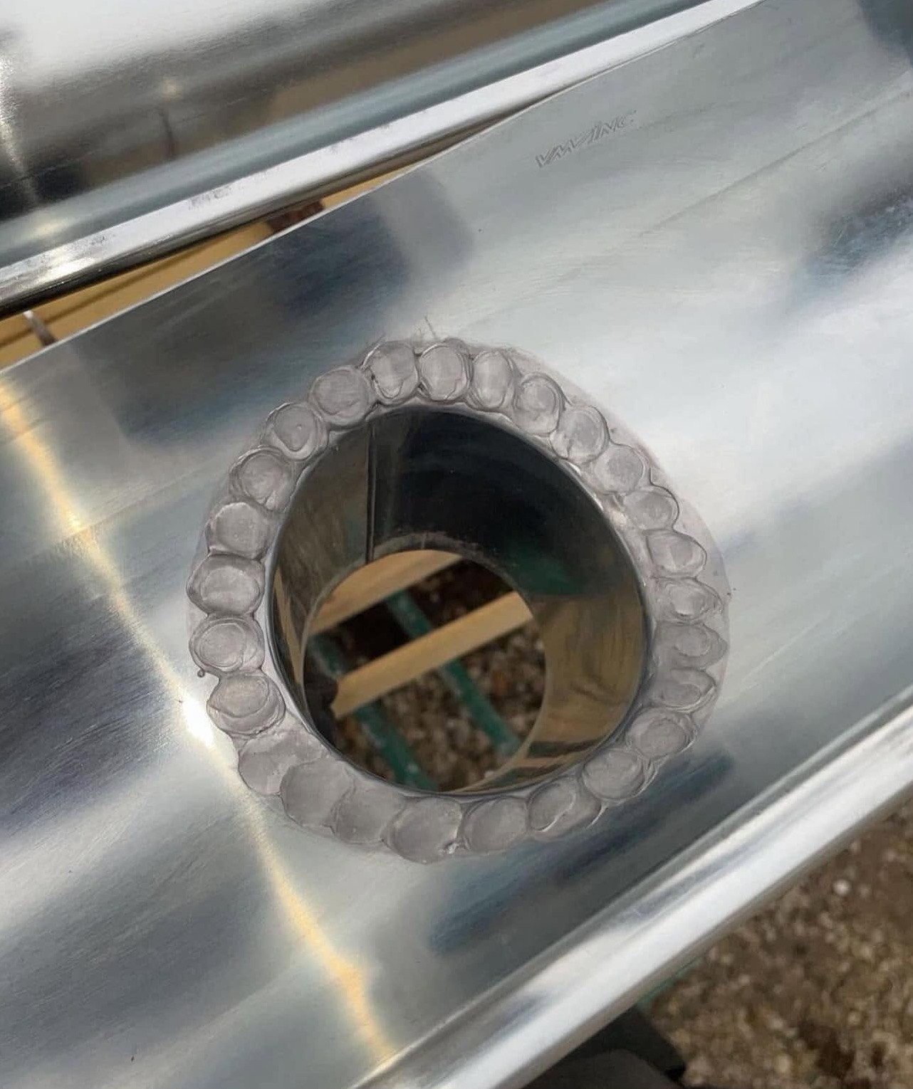 Naissance de descente soudée sur une gouttière en zinc neuve