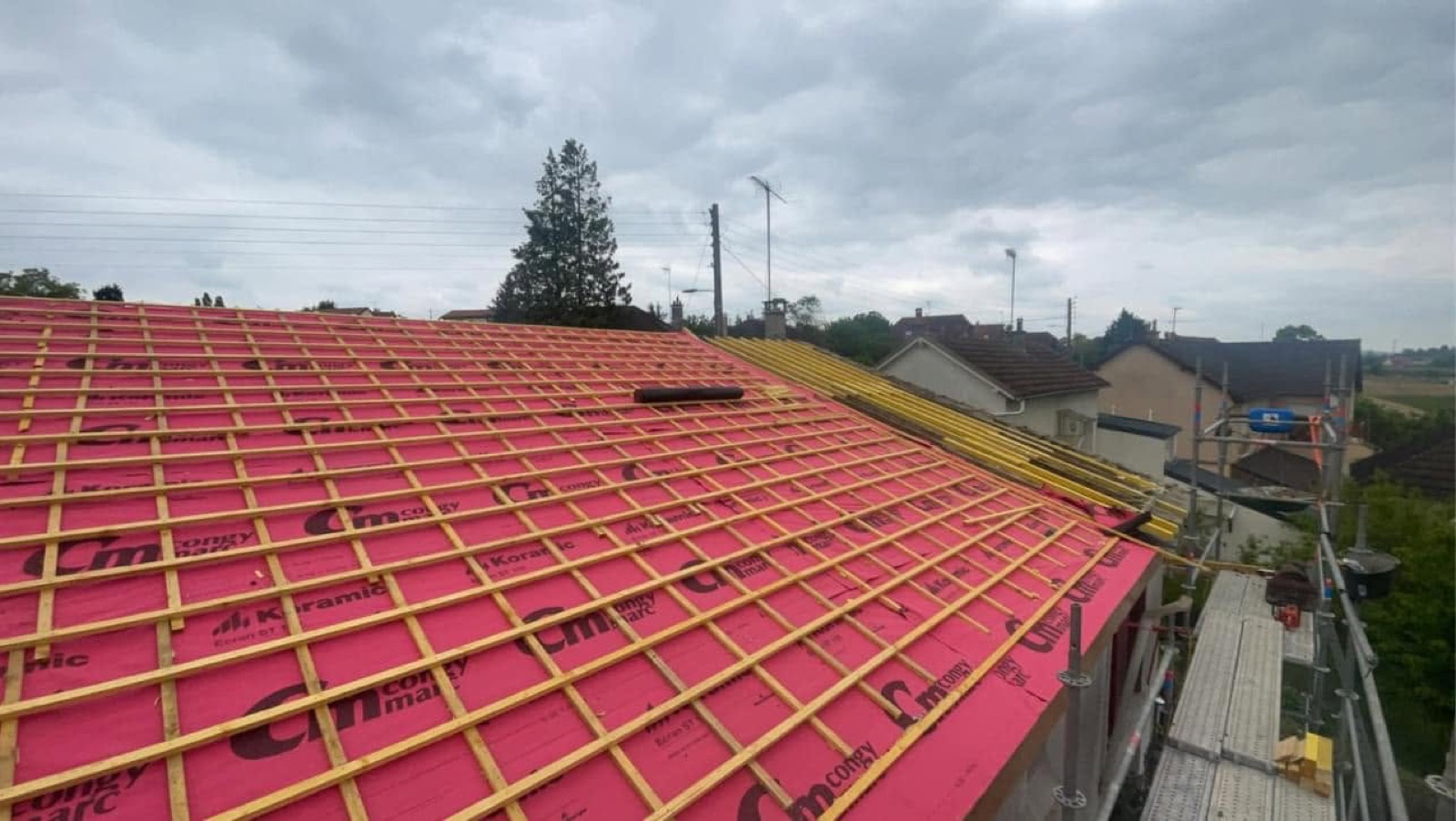 Pendant : écran sous toiture posé et liteaux neufs sur le même chantier